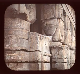 Columnas de la fachada del Templo de Denderah
